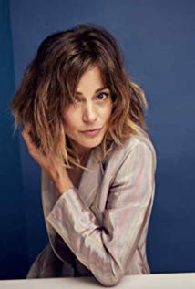 How tall is Stephanie Szostak?